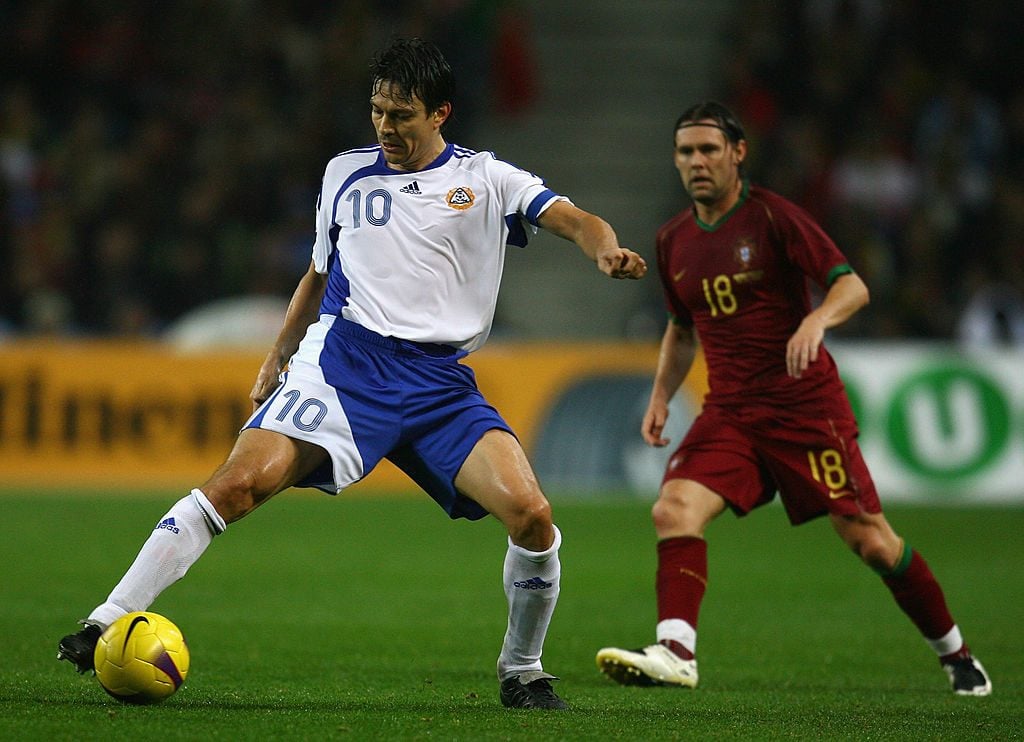 PORTO, PORTUGAL - NOVEMBER 21:  Maniche of Portugal battles for the ball with Jari Litmanen of Finland during the UEFA Euro2008 Group A Qualifying match between Portugal and Finland at the Dragao Stadium on November 21, 2007 in Porto, Portugal.  (Photo by Paul Gilham/Getty Images)